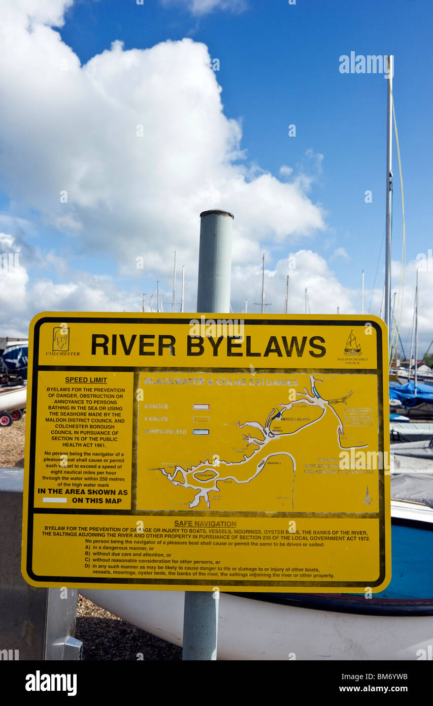 Un avviso di colore giallo che raffigura il fiume locale statuto sulla Mersea island Essex REGNO UNITO Foto Stock