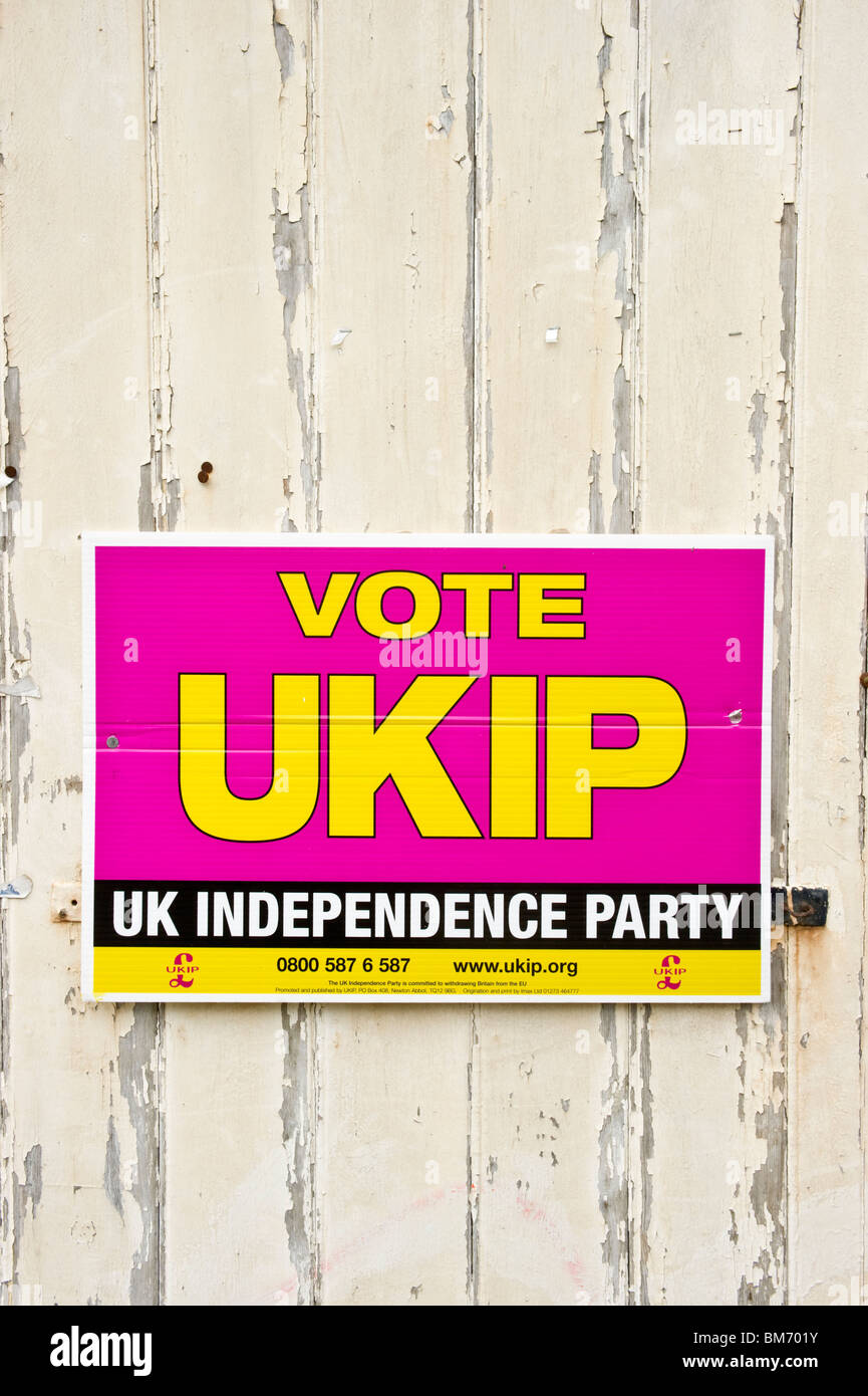 Un voto UKIP 2010 campagna elettorale poster su una parete in legno con vernice di pelatura Foto Stock