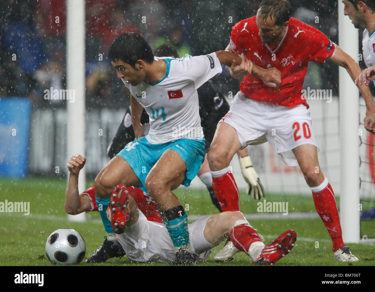 Arda Turan della Turchia (14) combatte per la sfera contro Patrick Muller della Svizzera (20) durante una UEFA EURO 2008 partita di calcio. Foto Stock