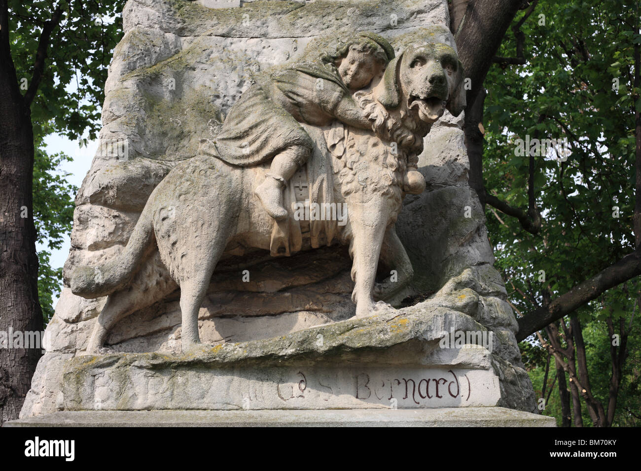 Monumento a Barry il San Bernardo, inizi del XIX secolo Mountain Rescue cane, al Cimetière des chiens d'Asnières-sur-Seine Francia Foto Stock