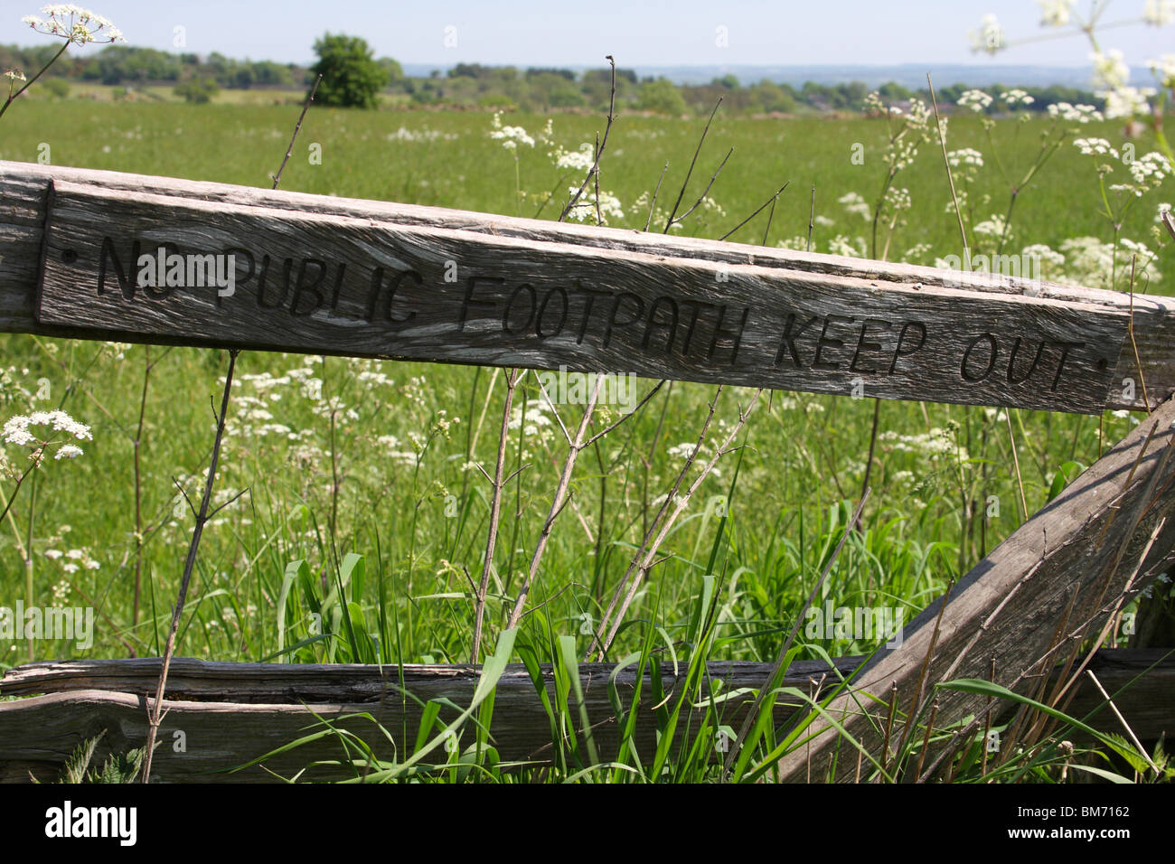 Un 'No sentiero pubblico Tenere fuori' segno su un cancello nella campagna inglese. Foto Stock