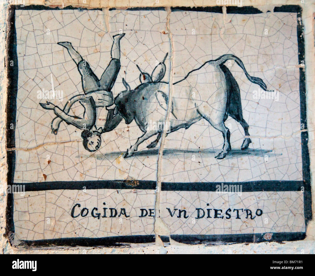 Malaga Costa del Sol, Spagna. La corrida scena su antiche piastrelle di ceramica in Bar El Pimpi. Goring di un matador Foto Stock
