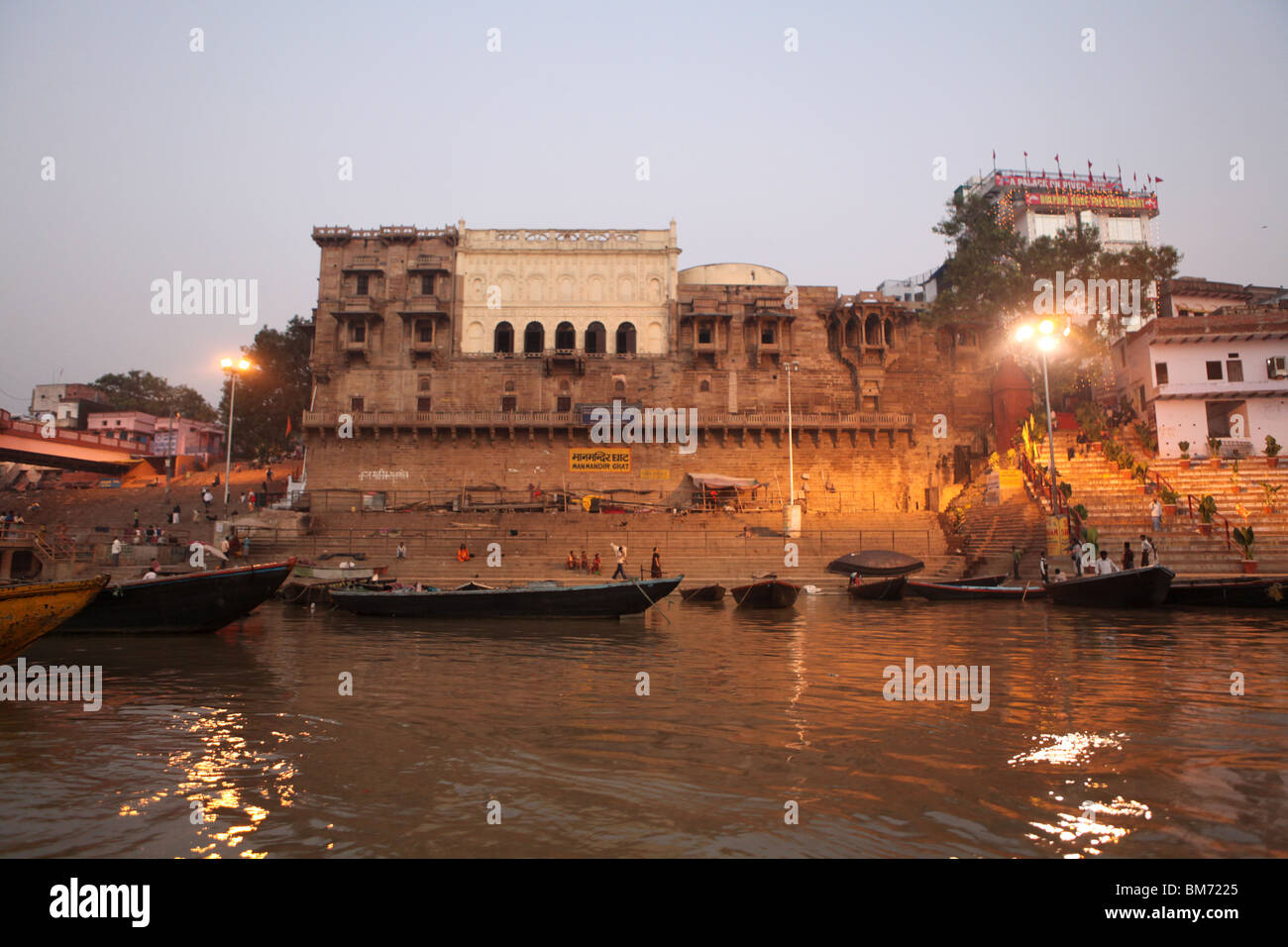 Vista dei ghats ( scale ) dal sacro Fiume Gange a Varanasi o Benares o Banaras, Uttar Pradesh, India. Foto Stock