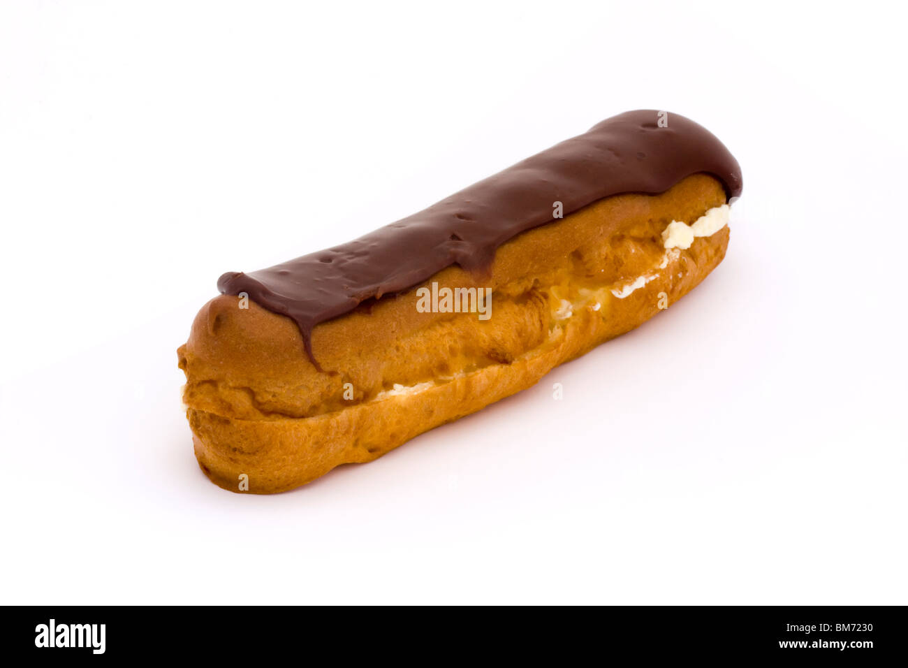 Unico cioccolato eclaire su sfondo bianco Foto Stock