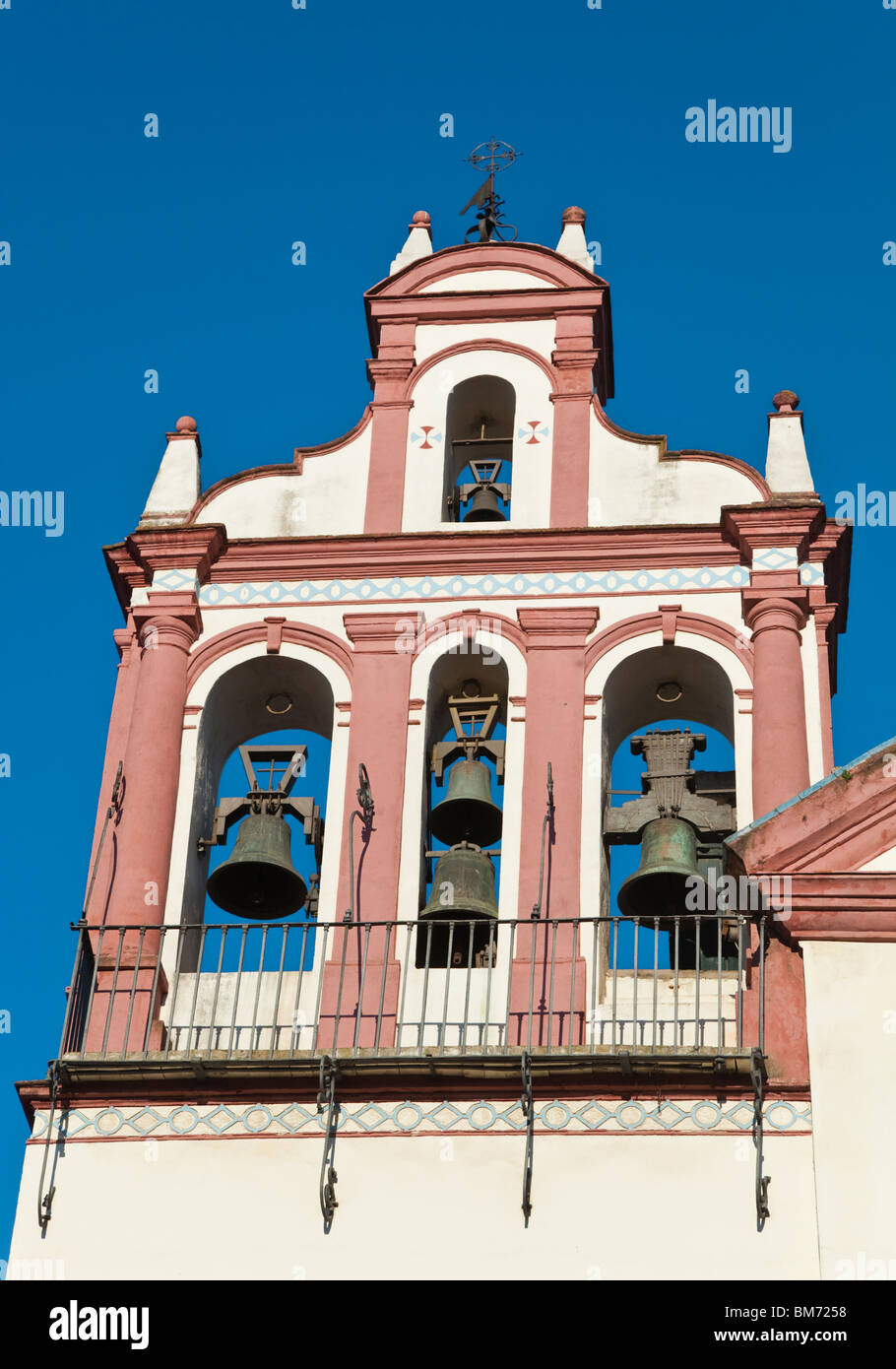 Cordoba, in provincia di Cordoba, Spagna. La Iglesia de San Juan y todos los Santos in Plaza de la Trinidad. Foto Stock