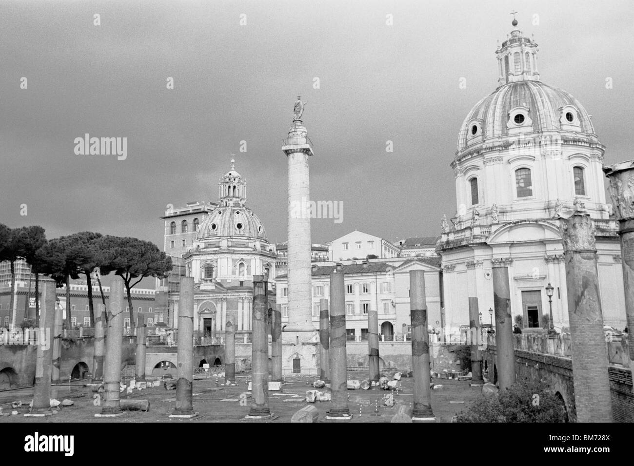 Roma, Italia, 30 Gennaio 2010 -- Colonna di Traiano a Roma, acquisiti in bianco e nero su Agfa APX 100 Pellicola negativa. Le chiese Foto Stock