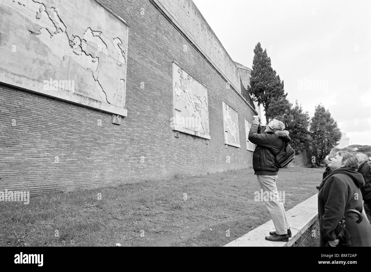 Roma, Italia, 30 Gennaio 2010 -- i turisti scattare foto di mappa rilievi raffiguranti la portata storica dell'Impero Romano. Foto Stock