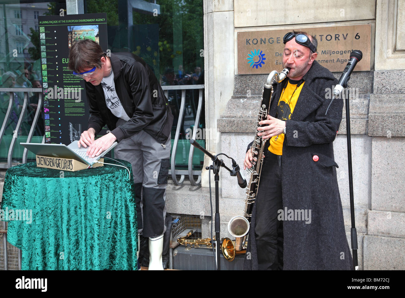 A Copenaghen il 22 maggio, 2010 -L'avant-garde duo 'Jensen&Georges' alla cerimonia di inaugurazione in Europa Bloom - conclu... Ambientale Agenzia Foto Stock