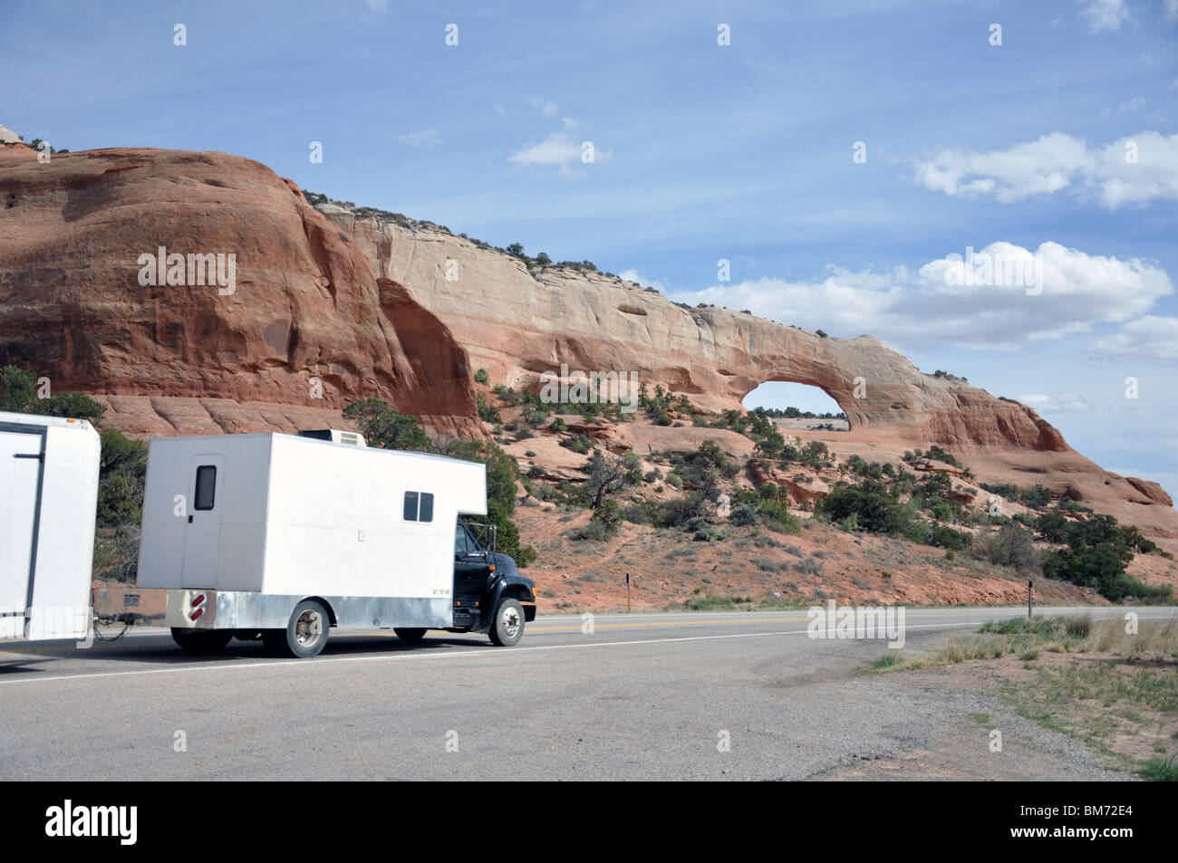 RV su una strada nel Parco Nazionale di Canyonlands, Utah, Stati Uniti d'America Foto Stock