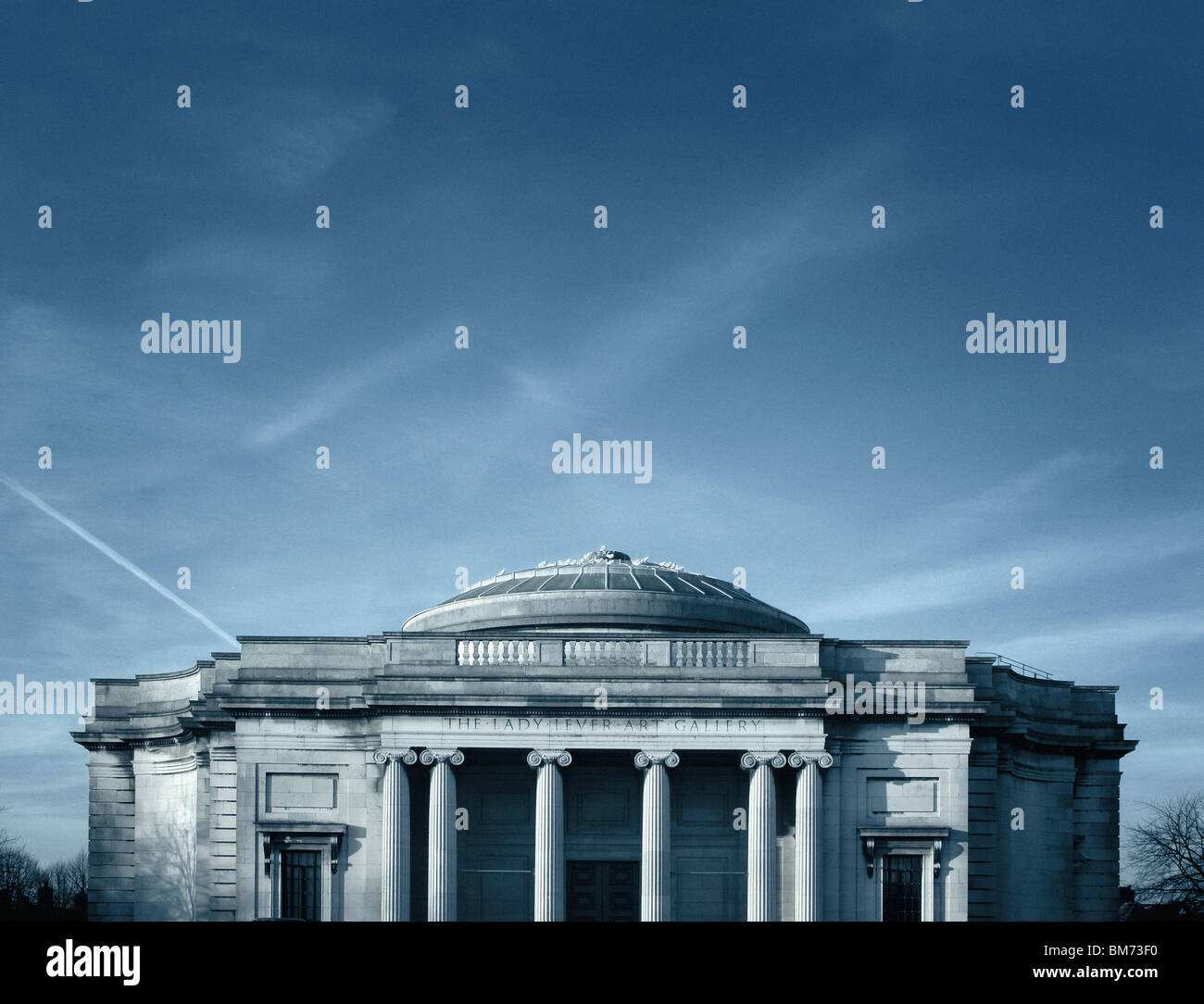 Immagine di architettura del Lady Lever Art Gallery di Port Sunlight, Wirral, Regno Unito mostra in alzato frontale, pilastri e la linea del tetto Foto Stock