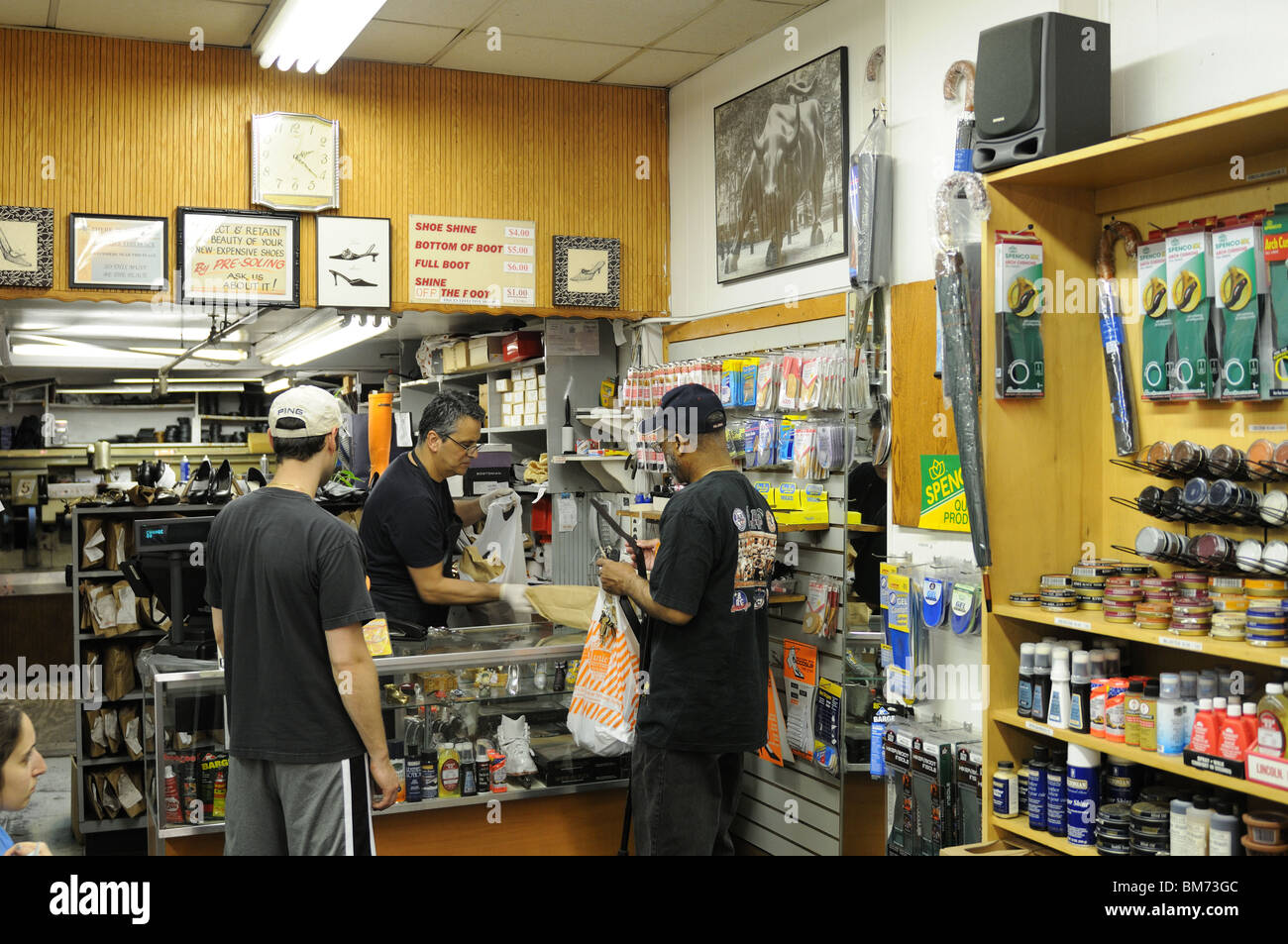 Un shoe repair shop nel quartiere finanziario di Lower Manhattan ha aperto in quella posizione che 72 anni fa. Foto Stock