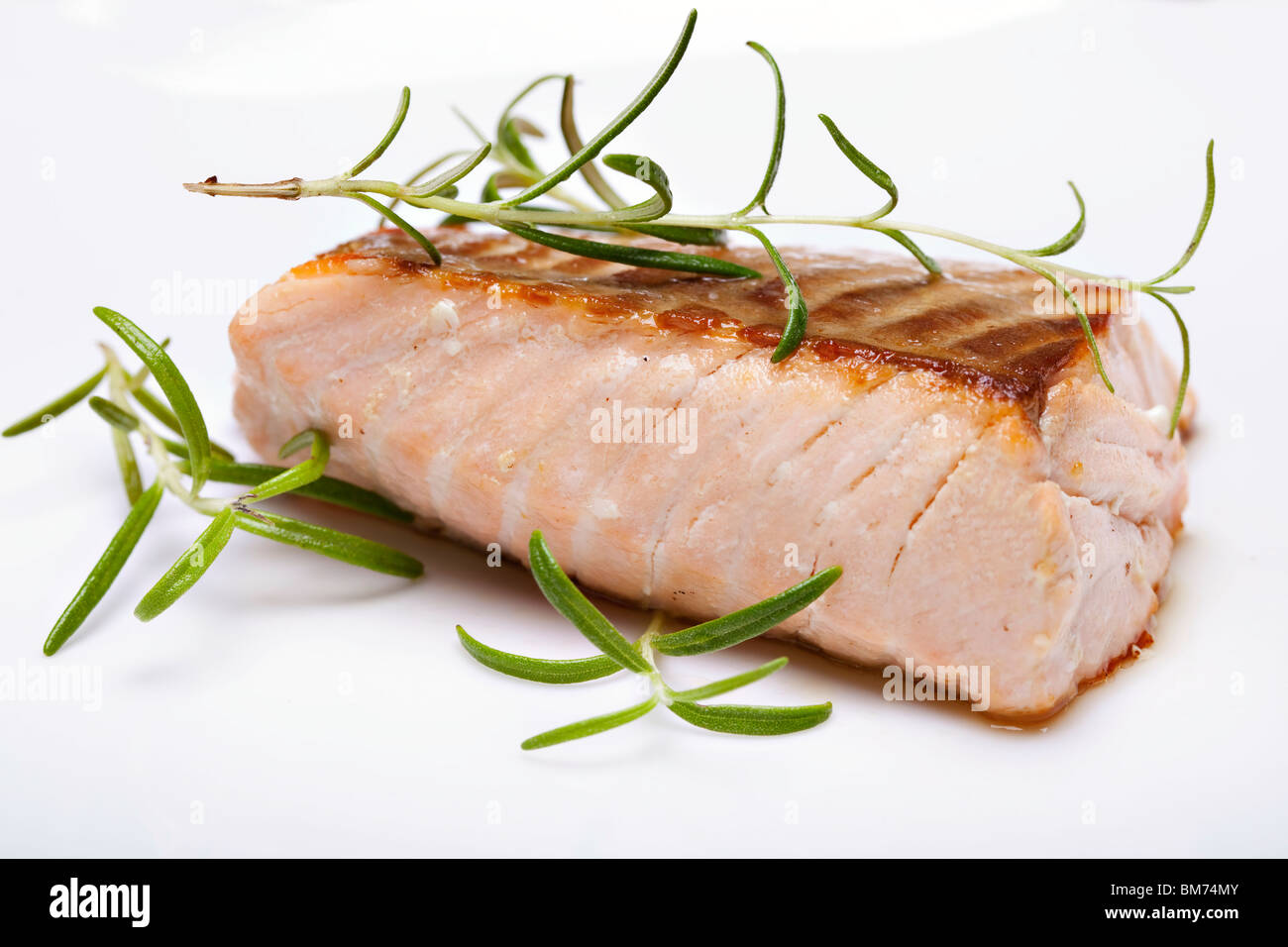 Grigliate di pesce, bistecca di salmone closeup Foto Stock