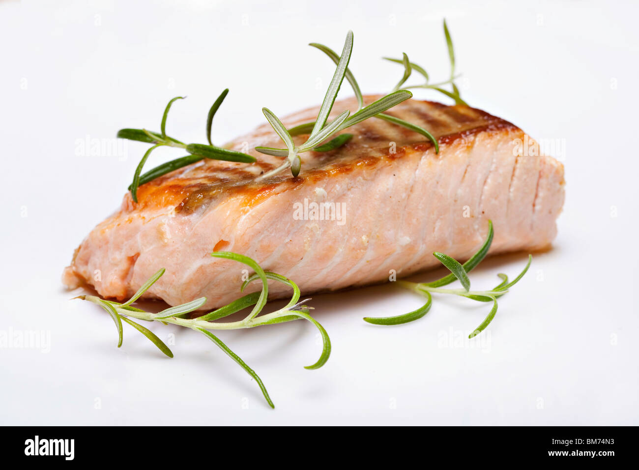 Grigliate di pesce, bistecca di salmone closeup Foto Stock