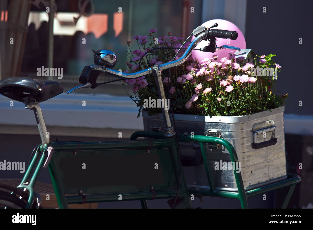 Consegna caricato di bicicletta con fiori Foto Stock