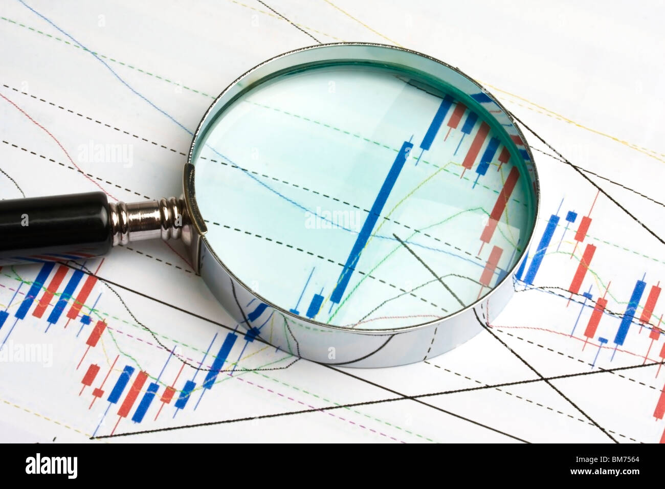 Analizzando il mercato azionario con lente di ingrandimento Foto Stock