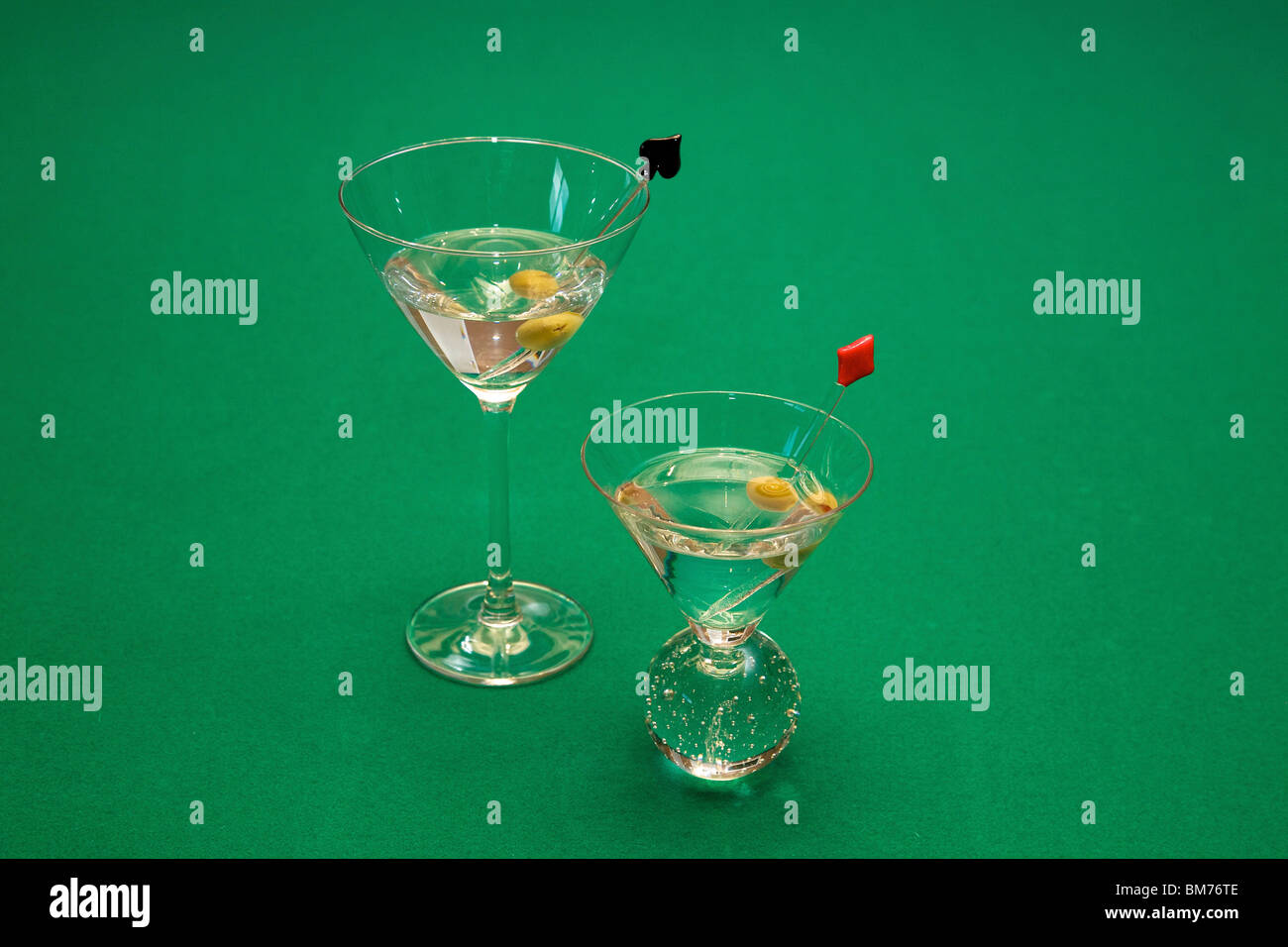 Due bicchieri da Martini con olive Foto Stock