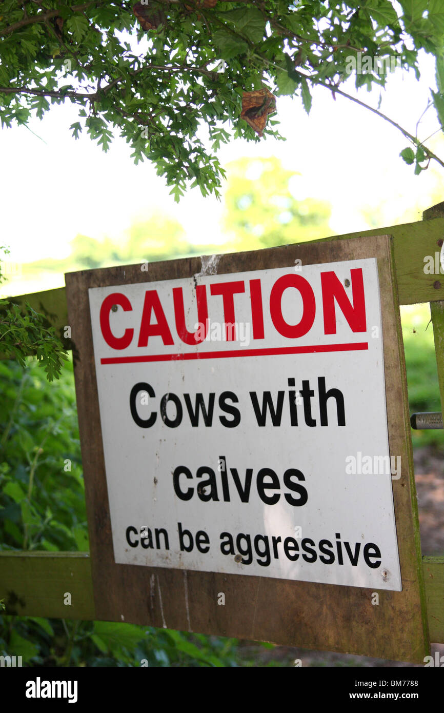 Un segnale di avvertimento su terreno coltivato nella campagna inglese. Foto Stock