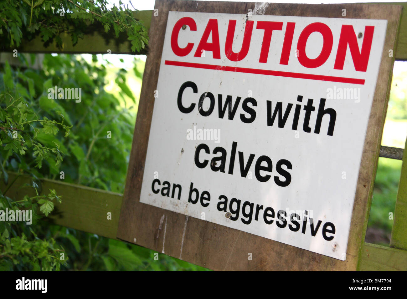 Un segnale di avvertimento su terreno coltivato nella campagna inglese. Foto Stock