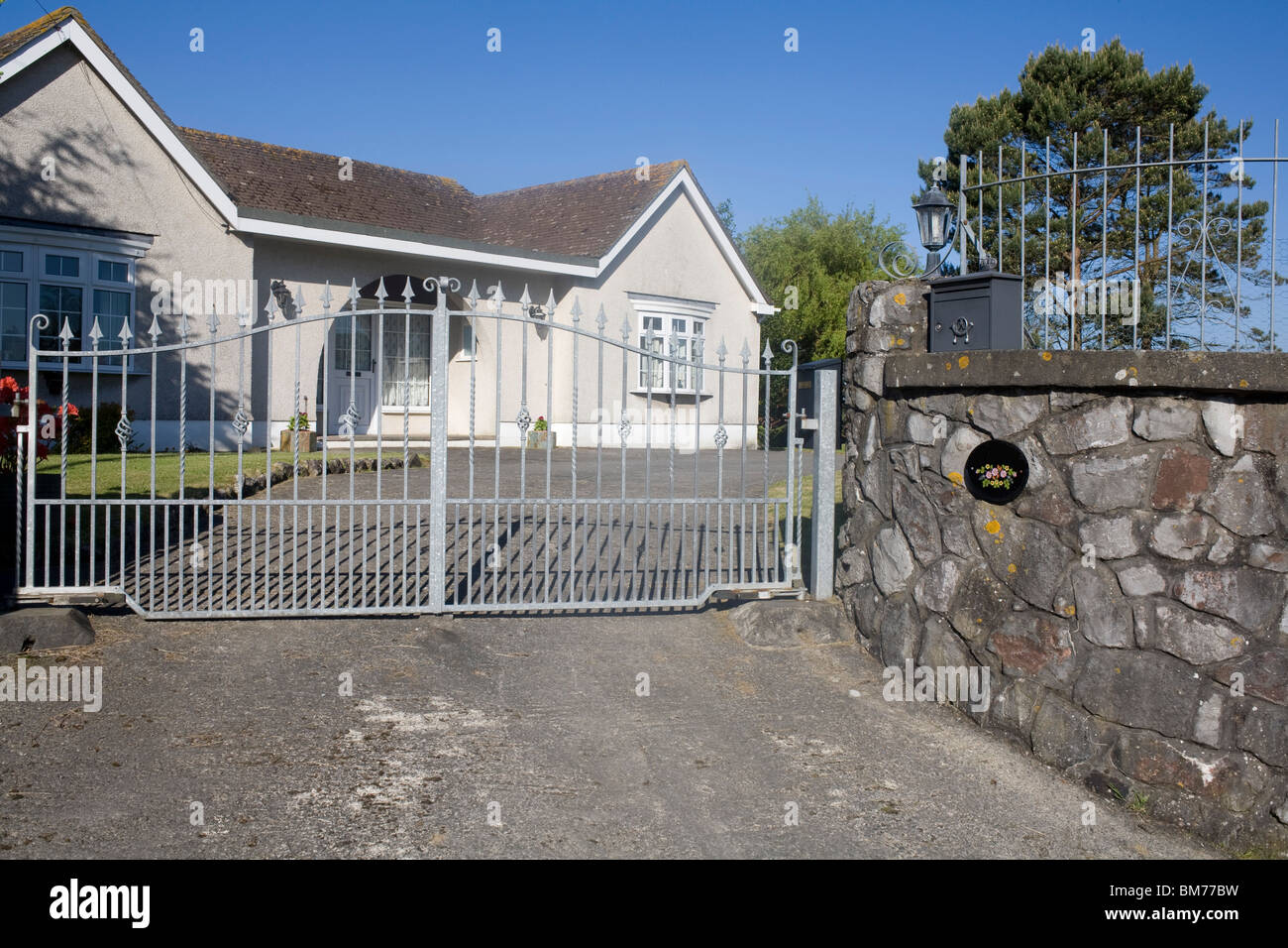 Il Lodge, una casa con i cancelli e un muro di Tyn Y-Caeau Lane, Porthcawl, Foto Stock