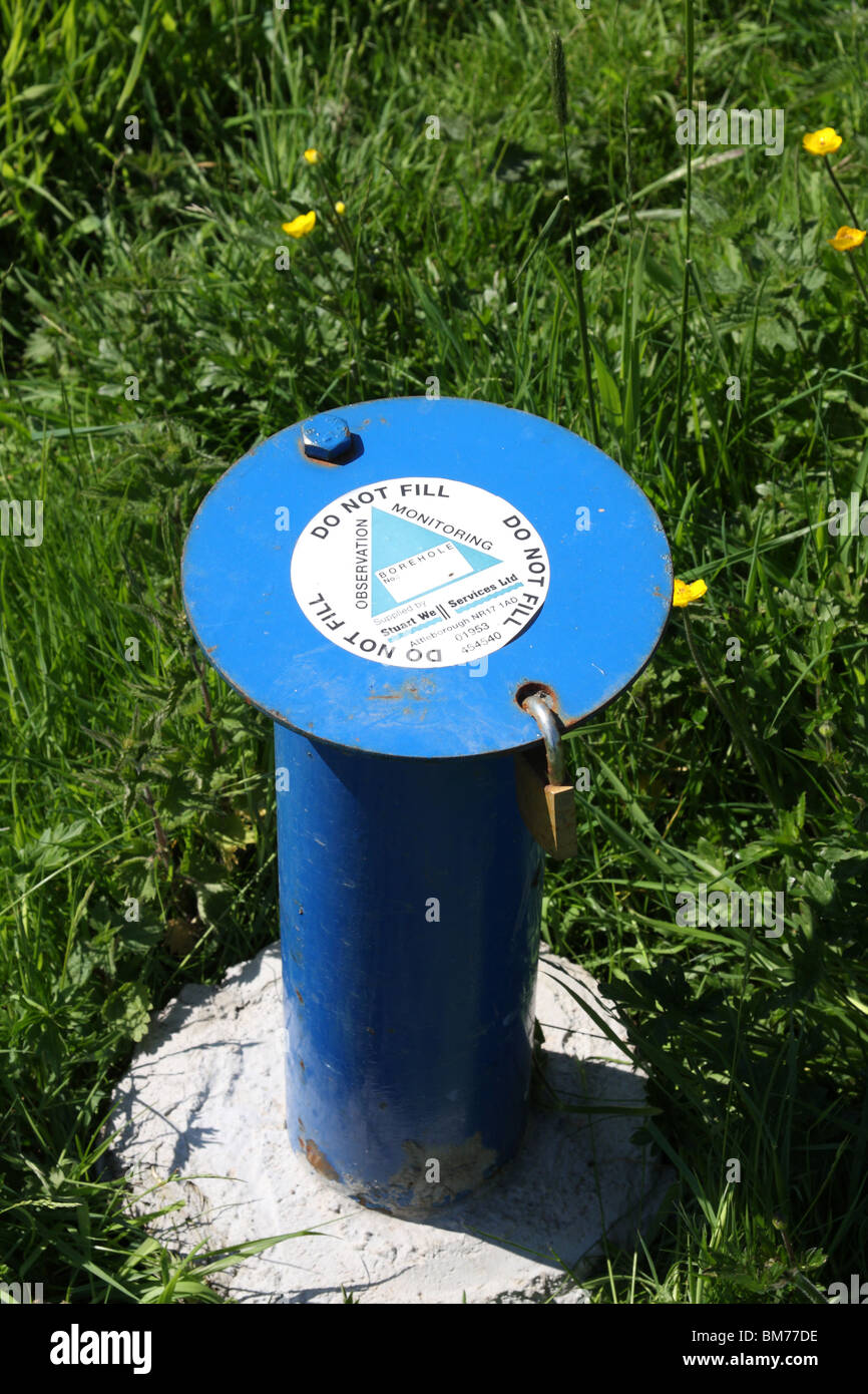 Un foro di trivellazione di osservazione il monitoraggio di un underground fonte naturale di acqua su un REGNO UNITO. fattoria. Foto Stock