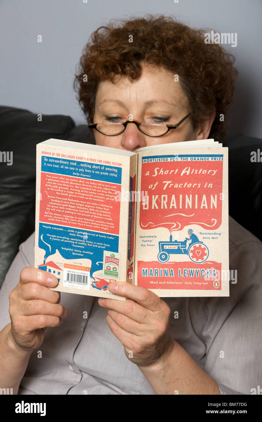 La donna la lettura di un libro in brossura Foto Stock