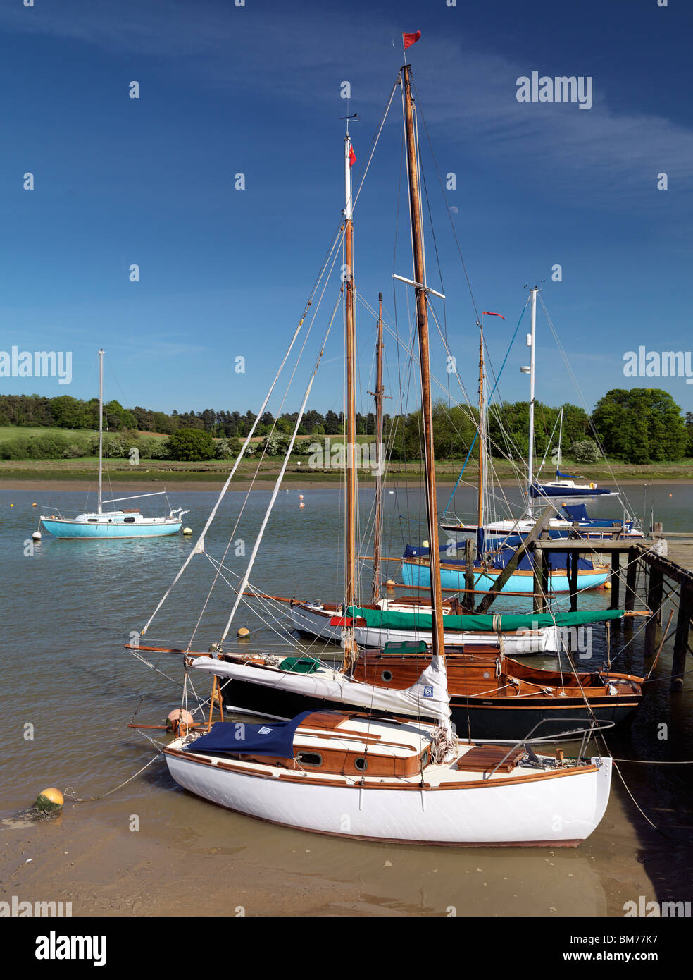 Barche a Woodbridge sul fiume Deben nuovo il mulino di marea Foto Stock