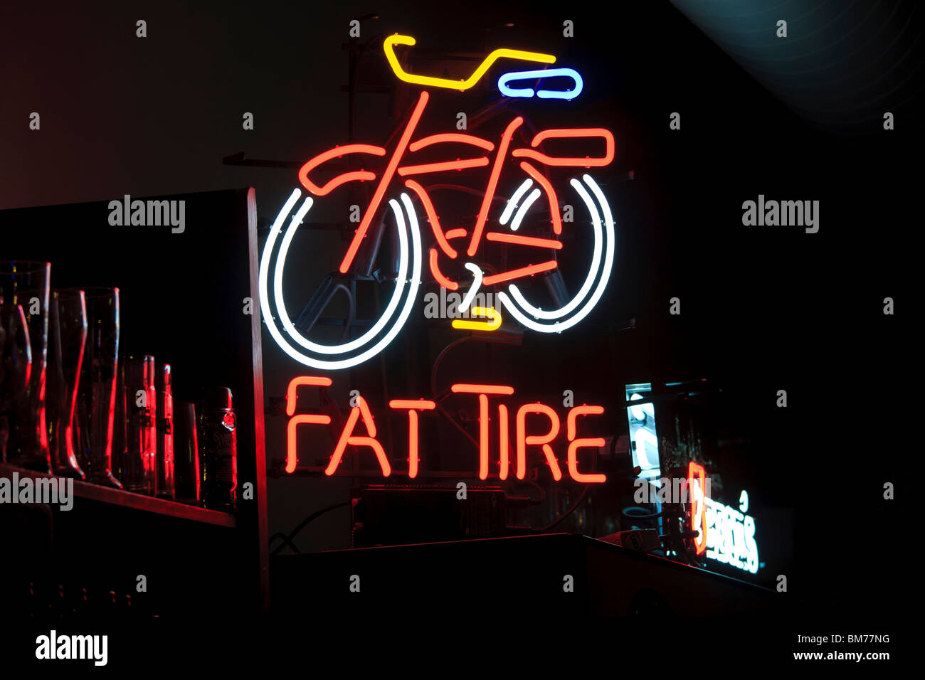 Fat Tire insegna al neon in un bar di Denver. Fat Tire è una ale ambrata dal nuovo Belgio Brewing Company da Fort Collins, Colorado. Foto Stock