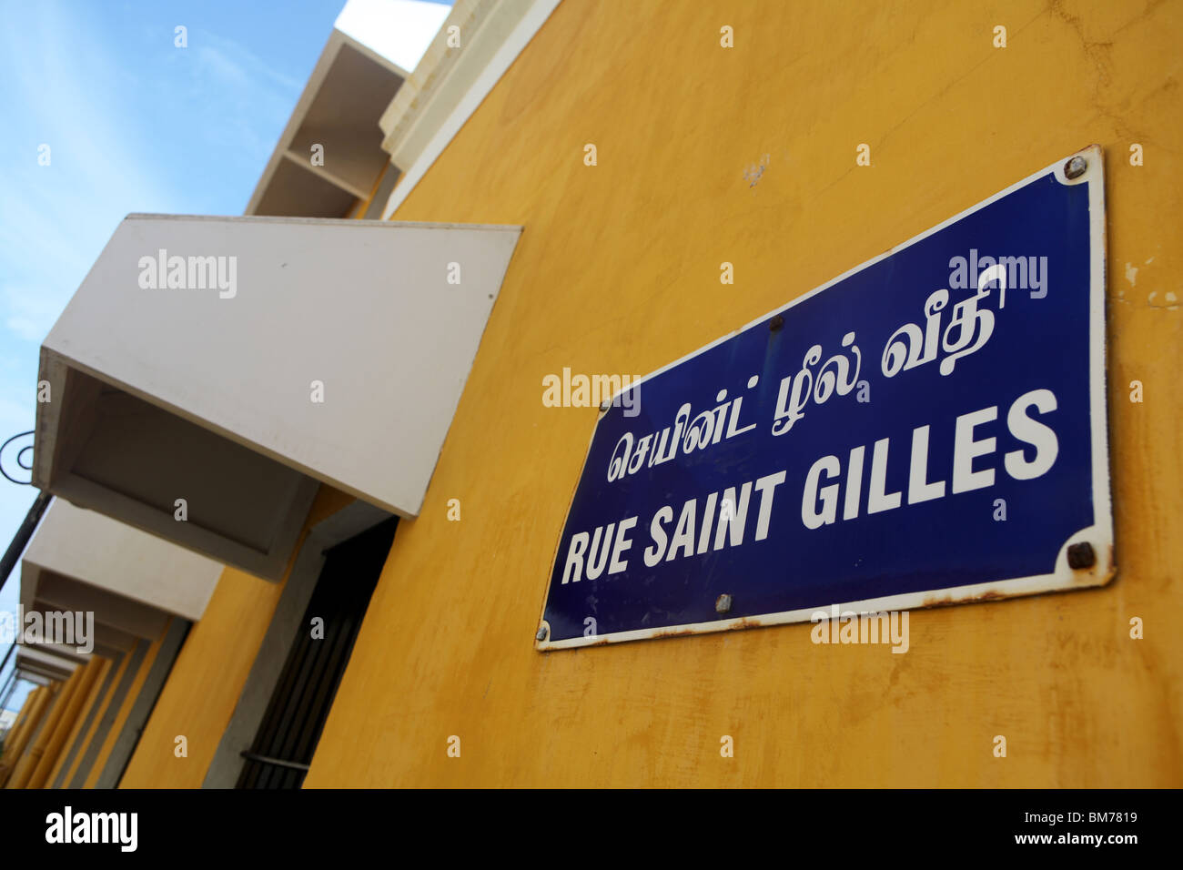 Un francese di strada segno francesi nella zona coloniale di Pondicherry, nel Tamil Nadu, stato dell India meridionale. Foto Stock