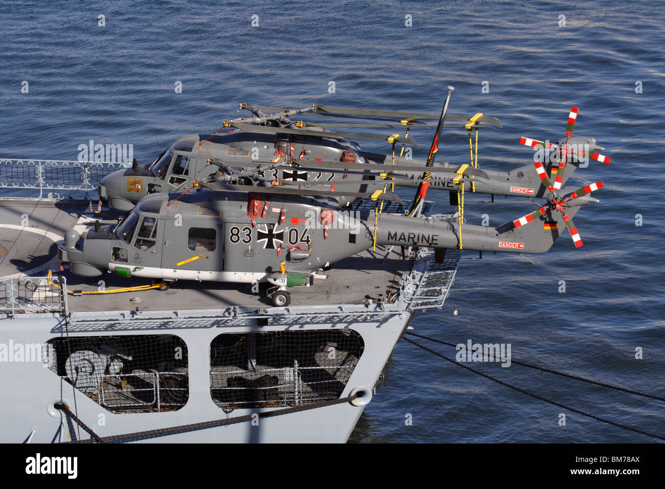 Marina militare tedesca Super Lynx Mk88A elicotteri militari a bordo della Fregata Augsburg Foto Stock
