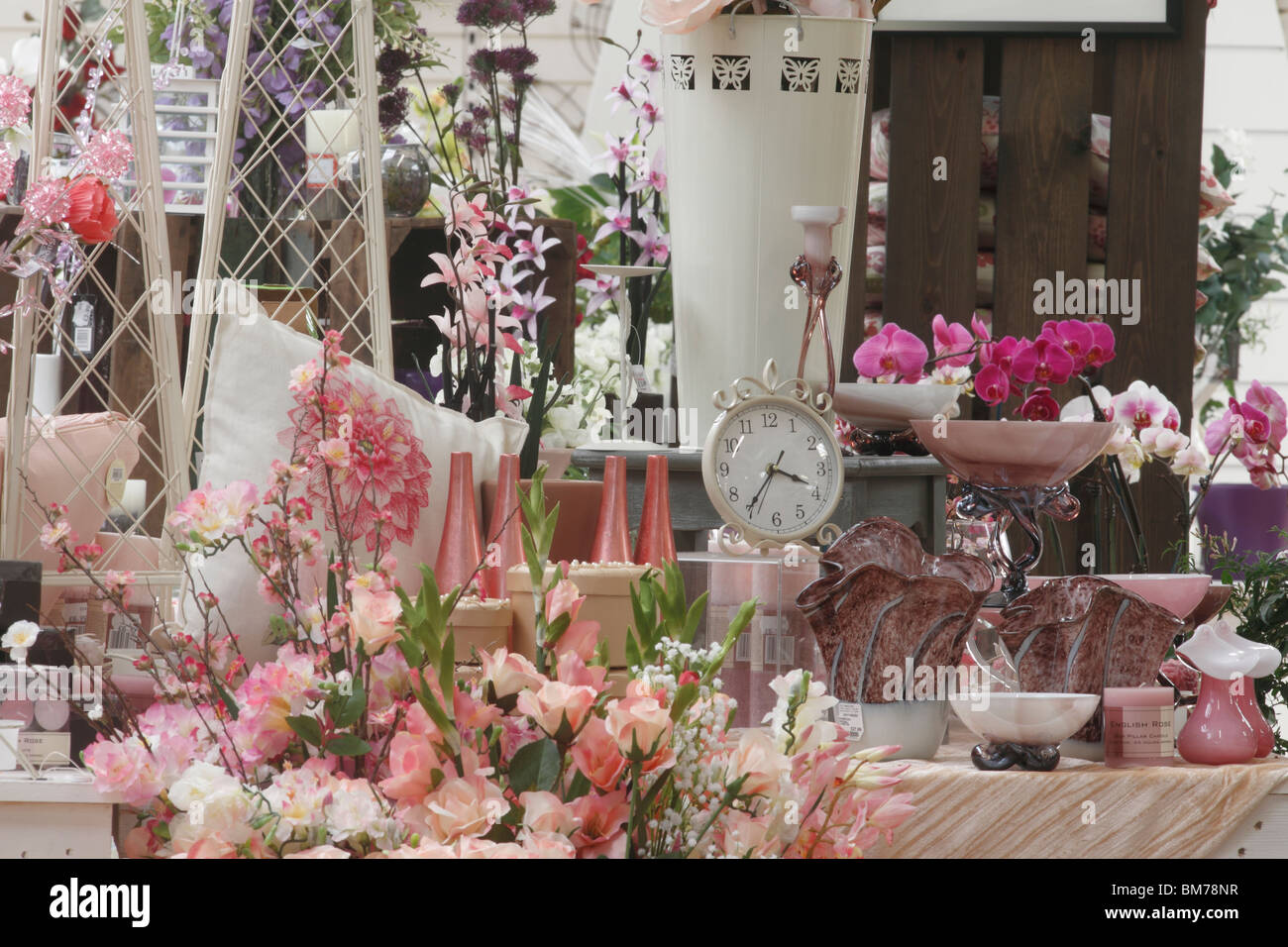 Rosa inglese - tipicamente inglese tabella. Le rose un orologio vaso fiori di seta Brookfields Centro giardino, Nottingham Foto Stock