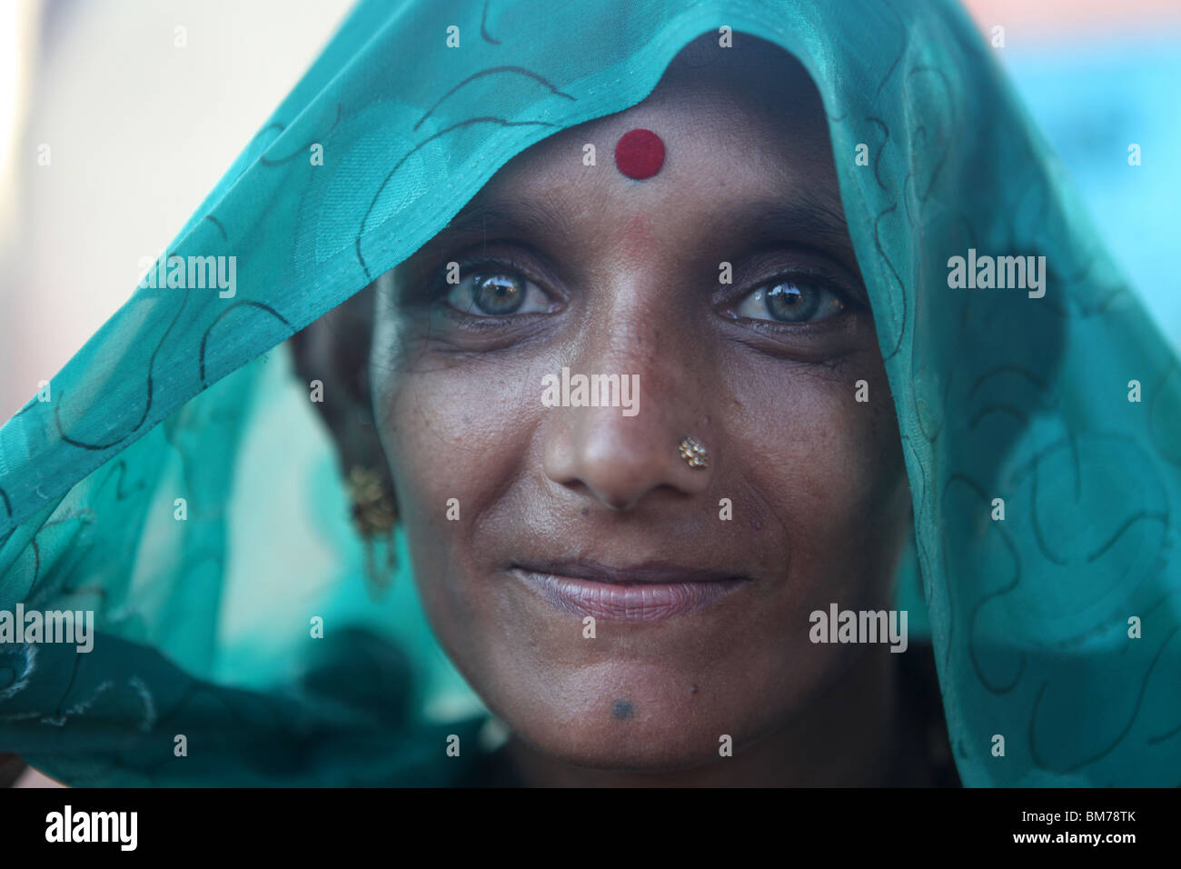 Ritratto di una donna ad Anjuna Flea Market, che avviene settimanalmente al Anjuna in Goa, India. Foto Stock