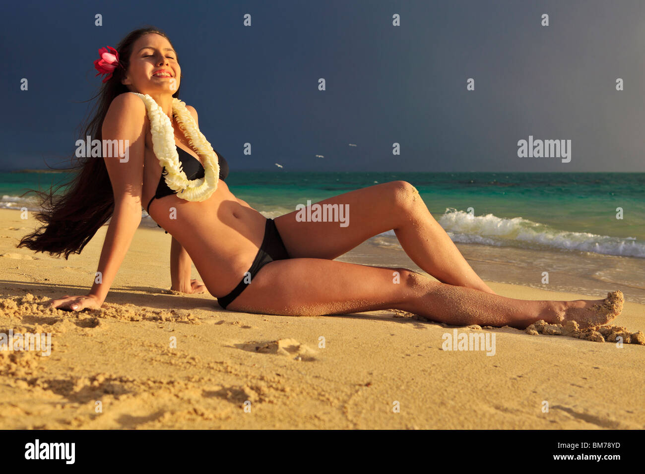 Bella giovane donna sulla spiaggia lanikai di sunrise Foto Stock