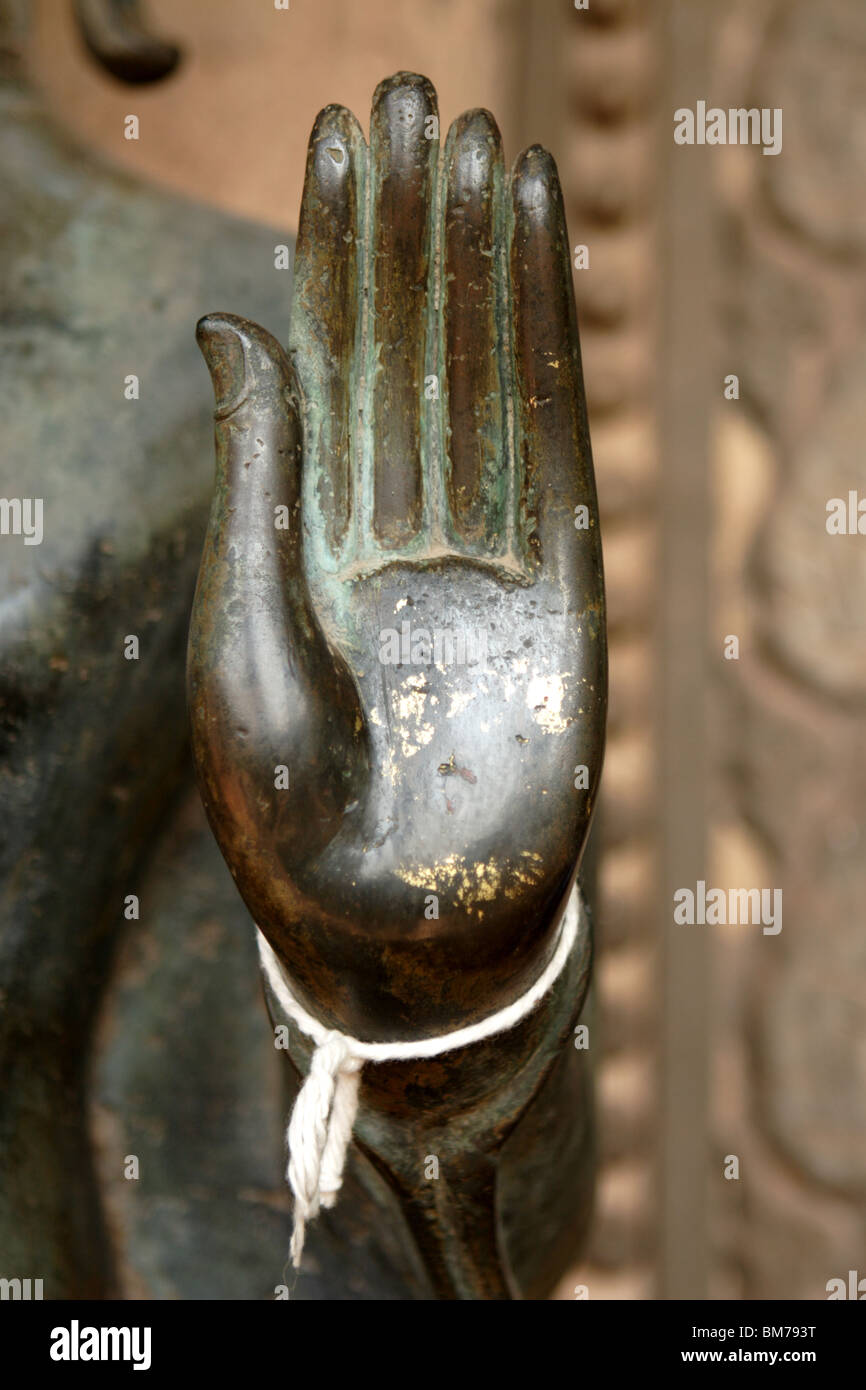 Il Buddha di bronzo mano. Haw Pha Kaeo tempio, Vientiane, Laos Foto Stock