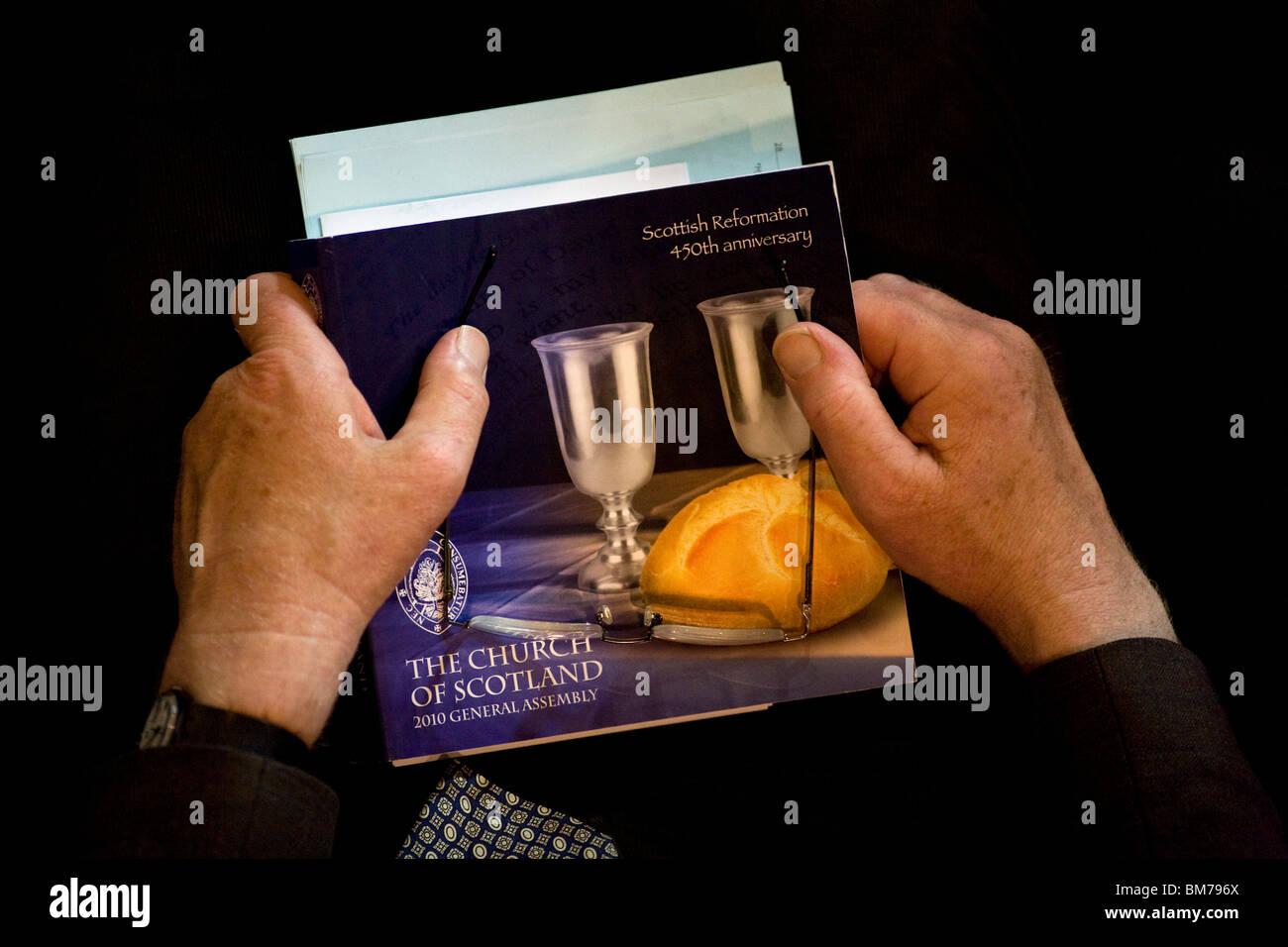 Una persona detiene una copia del "Libro blu" durante l Assemblea Generale della Chiesa di Scozia, 2010. Foto Stock