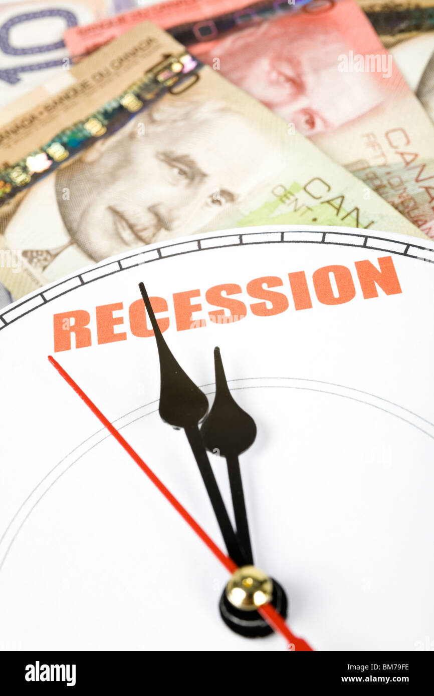 Dollaro canadese e orologio, concetto di recessione economica Foto Stock