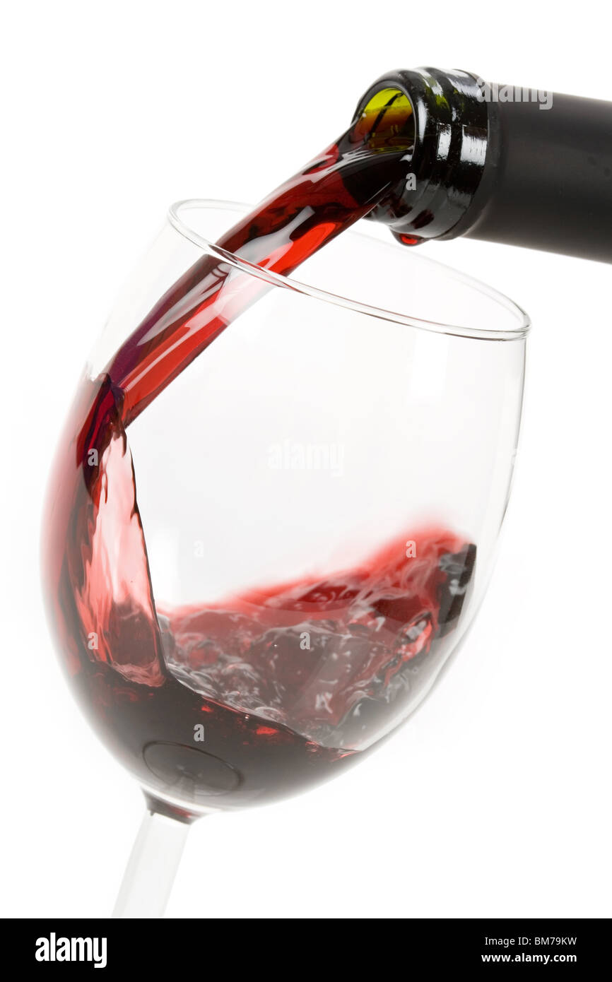 Vino rosso colare giù per un Wineglass Foto Stock