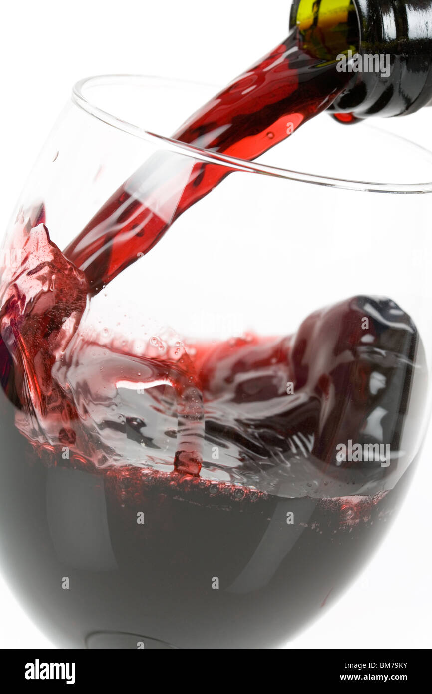 Vino rosso colare giù per un Wineglass Foto Stock