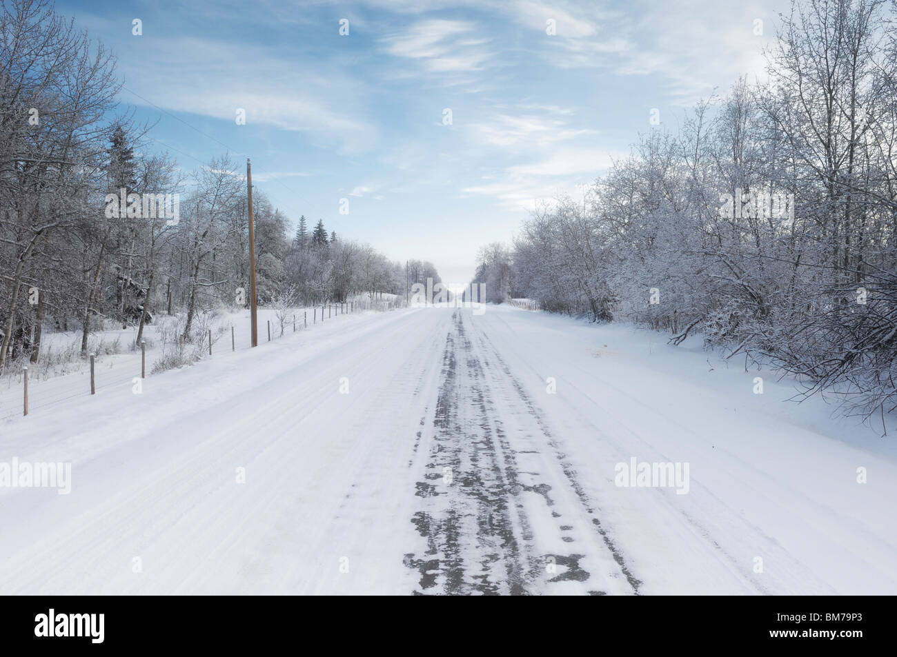 Paese strada in inverno - Strathcona County (est di Edmonton, Alberta, Canada Foto Stock
