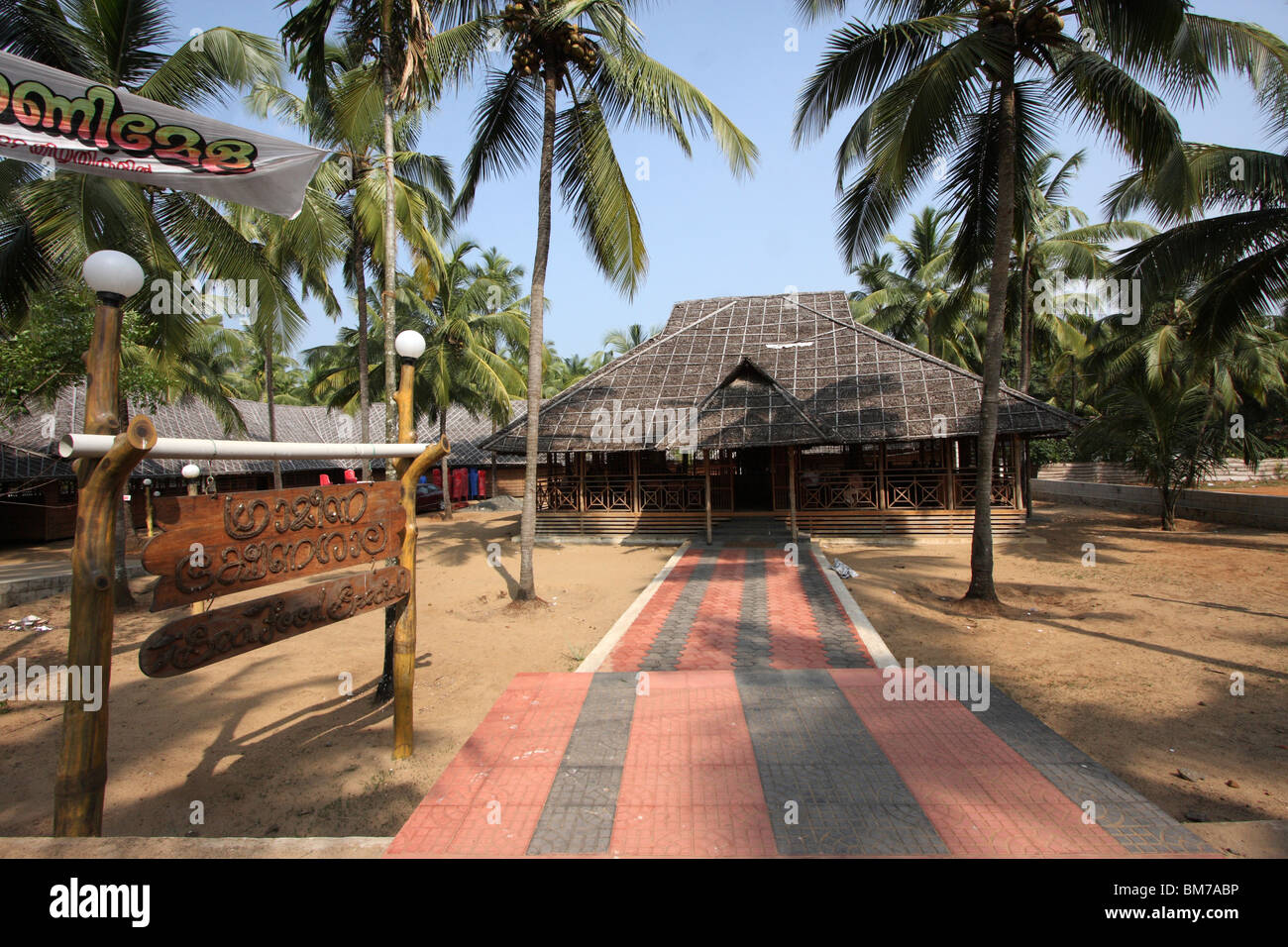 Gelateria e ristorante nella tradizionale architettura del Kerala a snehatheeram beach,thalikulam,thrissur,Kerala, India Foto Stock