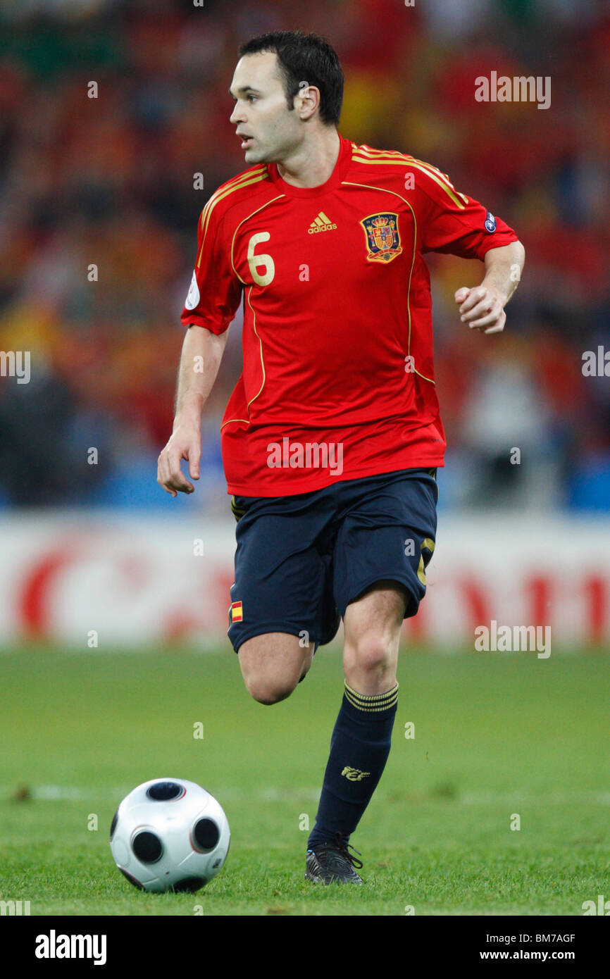 Andrés Iniesta di Spagna controlla la sfera durante UEFA EURO 2008 partita di calcio contro la Grecia il 18 giugno 2008. Foto Stock