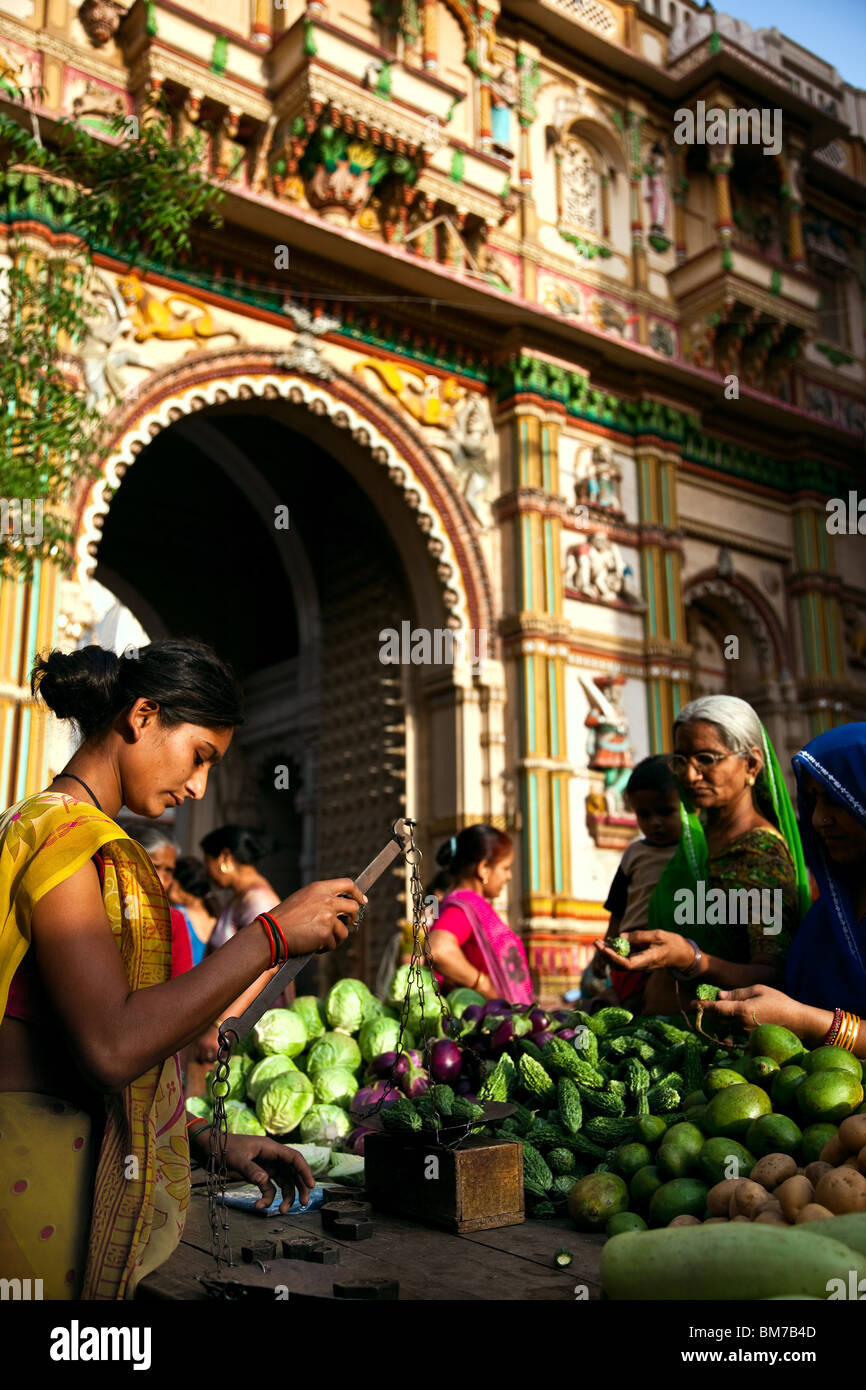 Un commerciante di vegetali nel centro storico della città di Ahmedabad, India Gujurat Foto Stock