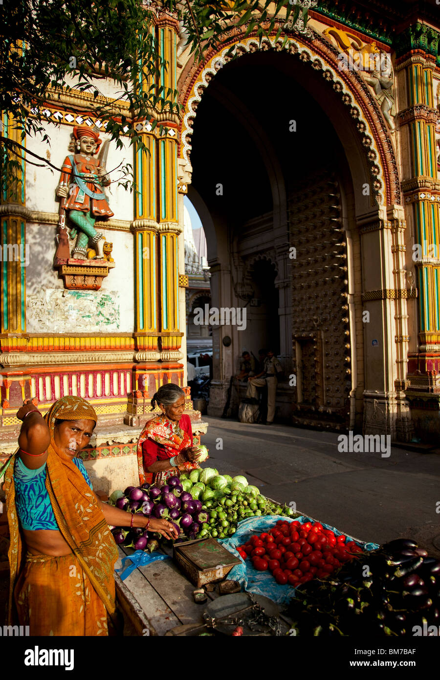 Un venditore vegetali nel centro storico della città di Ahmedabad, India Gujurat Foto Stock