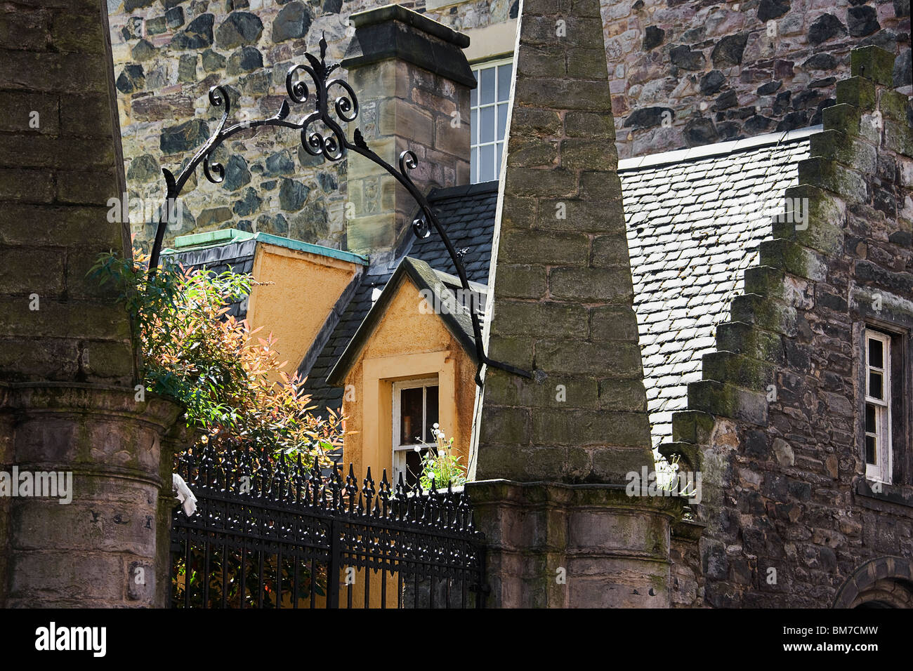 Moray House gateway con due imponenti obelischi. canongate. Il Royal mile.Edimburgo. Foto Stock