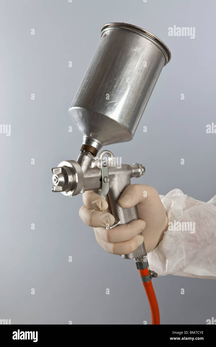 Dettaglio di una persona in possesso di una pistola di verniciatura a spruzzo Foto Stock