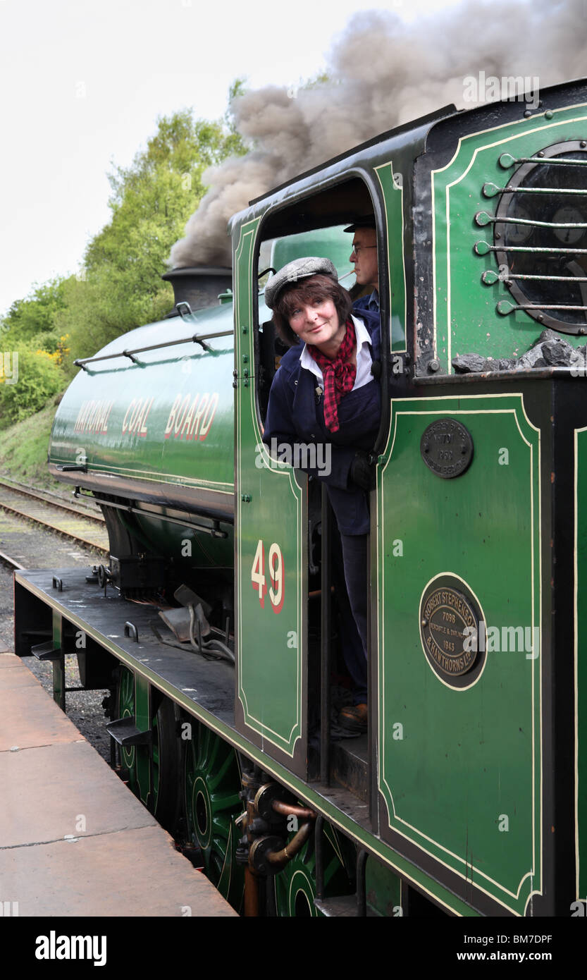 La signora 'vigile del fuoco" di Tanfield Railway n. 49 guarda fuori per la protezione del segnale alla Andrews House station, Gateshead, Inghilterra Foto Stock