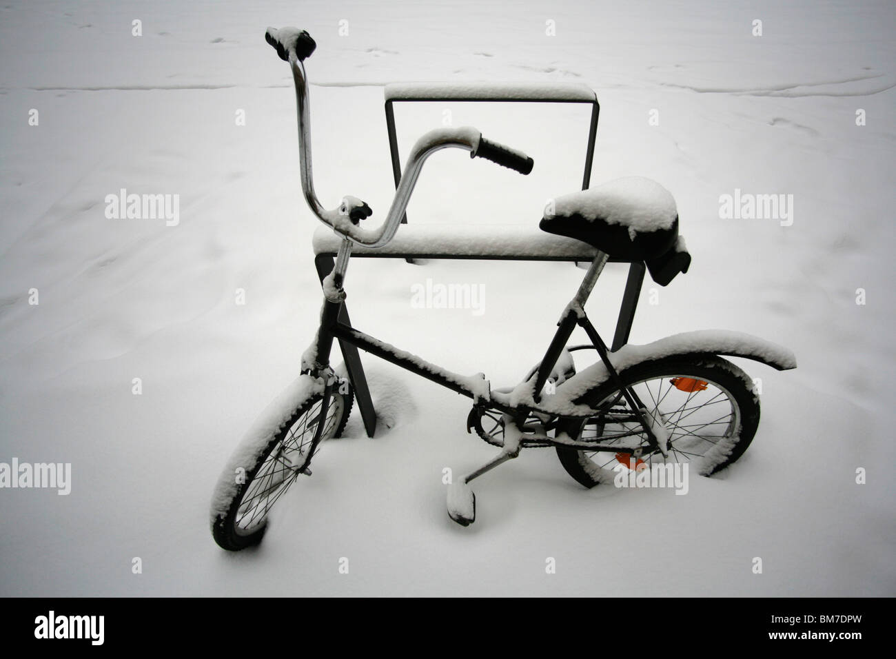 Una bicicletta ricoperta di neve Foto Stock