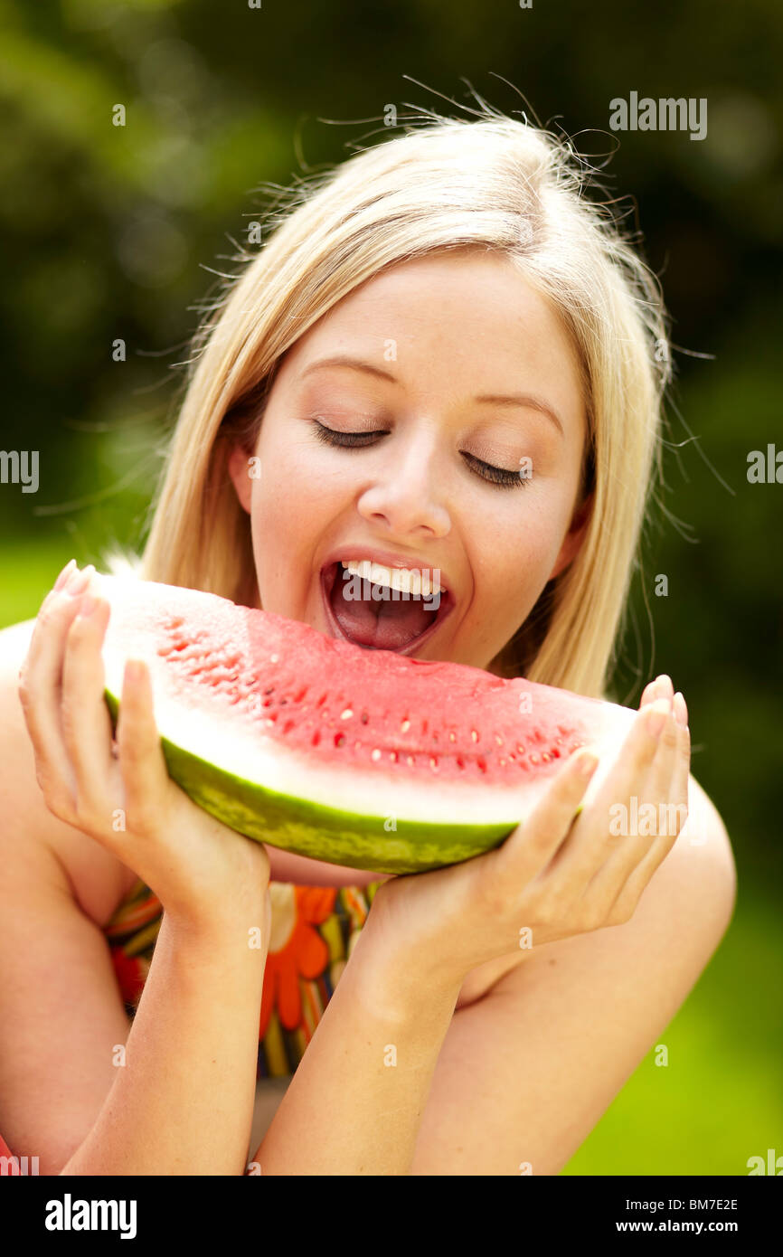 Ragazza di mangiare il melone Foto Stock