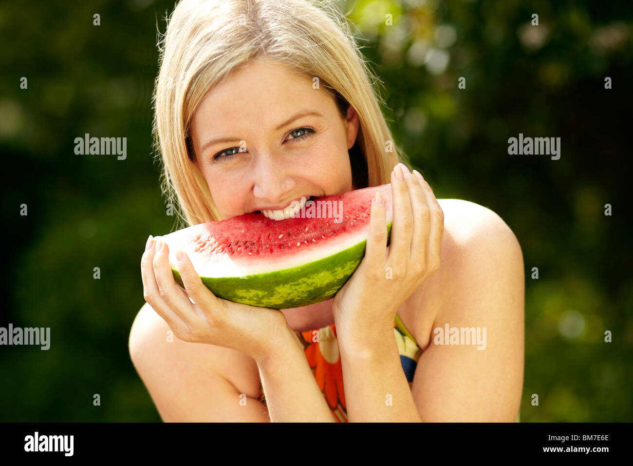 Ragazza di mangiare il melone Foto Stock