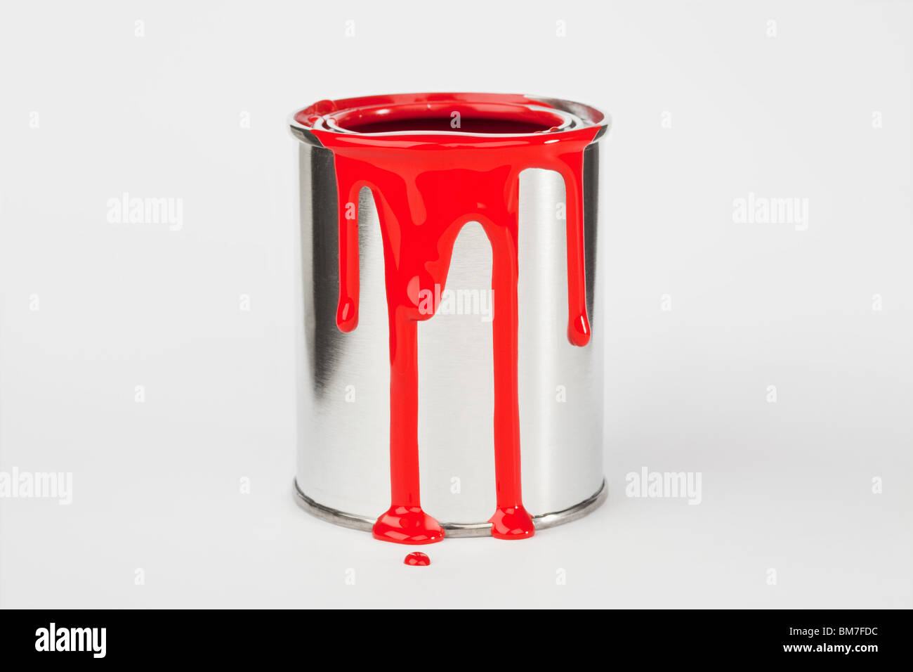 La vernice rossa gocciolare un barattolo di vernice Foto Stock