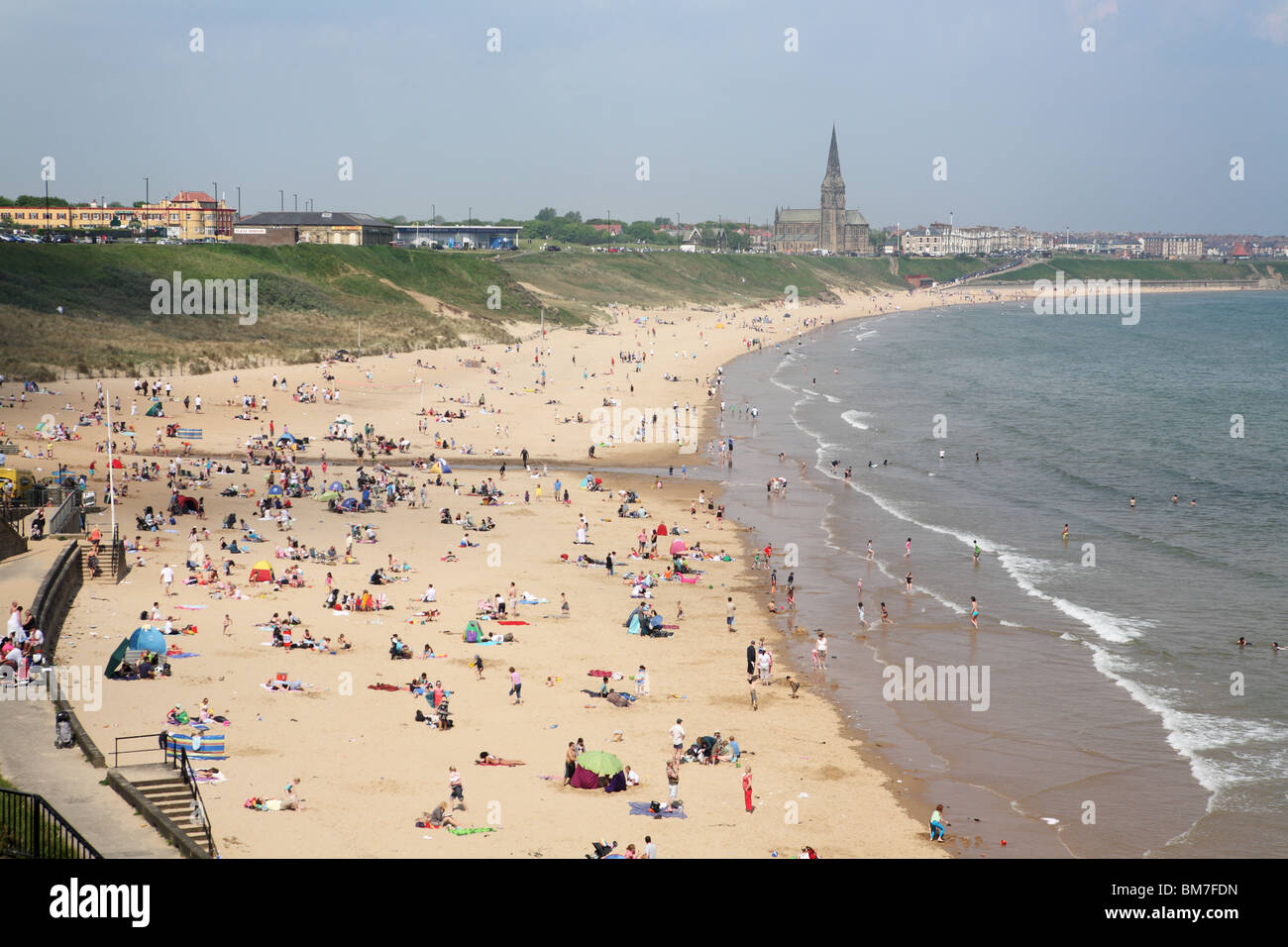 Per coloro che godono di un mini onda di calore del 23 maggio 2010 sulla spiaggia Longsands a Tynemouth, England, Regno Unito Foto Stock
